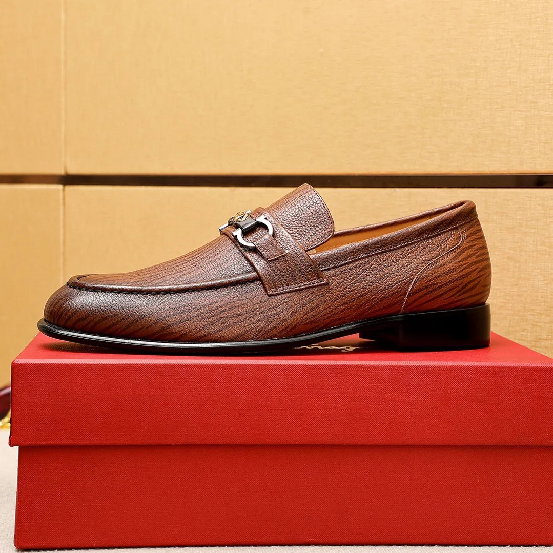 Men's shoes 💰462 💐 Product trademark: Ferragamo "Ferragamo" casual leather shoes Regular size: 38-44 (45.46.47🉑️Customized) Product materials: Selected imported calfskin upper + classic hardware buckle, imported water-dyed cow leather lining. Strong three-dimensional visual effect, original outsole color: 1⃣️color optional